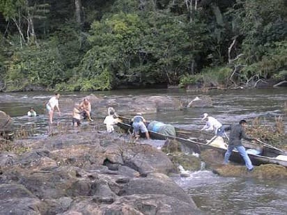 Franchissement d'un rapide sur la rivière Tampock, Guyane française