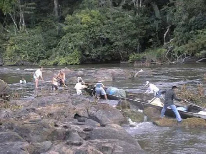 Franchissement d'un rapide sur la rivière Tampock, Guyane française Franchissement d'un rapide sur la rivière Tampock, Guyane française